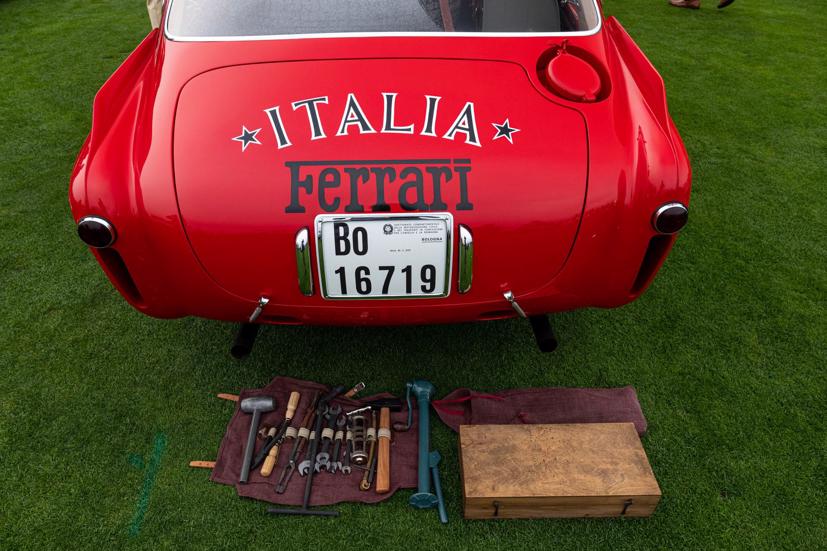 Sẽ rất hữu ích nếu một chiếc xe có bộ công cụ ban đầu, cũng như chiếc Ferrari 340 Mexico Vignale Berlinetta 1952 này. Các thẩm phán đánh giá độ chính xác của nhiều loại gỗ được sử dụng, loại kim loại và dệt thoi của thùng chứa.
