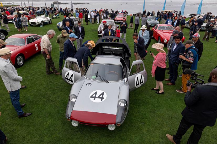 Chiếc Porsche 904 GTS Coupe 1964 này chỉ mới đi được 10.000 km, thuộc sở hữu của Ingram Collection of Durham, N.C., và đã giành được giải đua xe Postwar Racing vào Chủ nhật. Cái gọi là "nhựa" Porsche 904 đã được phục hồi bởi những người yêu thích phục chế của gia đình Porsche, Road Scholars có trụ sở tại Bắc Carolina. Với chỉ 106 chiếc được chế tạo, thiết kế này được nhiều người coi là đẹp nhất của Porsche.