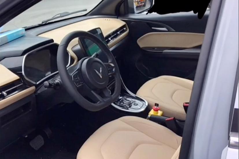 Mẫu xe thử nghiệm của VinFast có nội thất màu biege. Ảnh chụp màn hình.