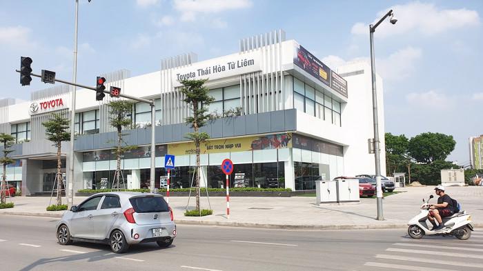 Hàng loạt các đại lý Toyota tại các địa phương thực hiện giãn cách xã hội theo Chỉ thị 16 được thông báo tạm thời đóng cửa. Ảnh: Thanh Tùng.