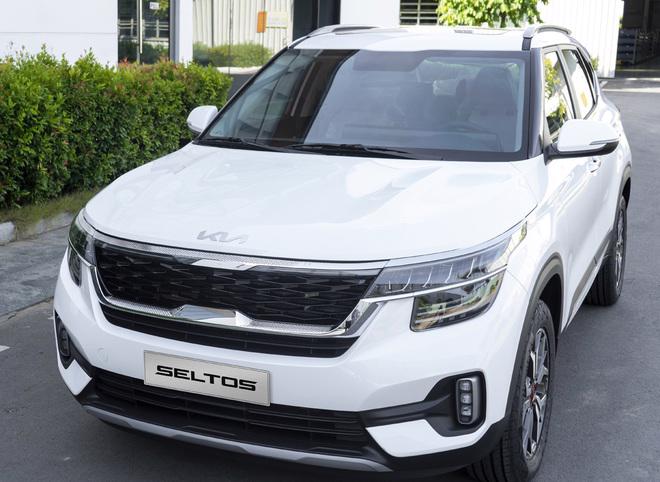 Mẫu crossover cỡ B được thay đổi nhận diện với logo Kia mới, bổ sung các trang bị như nút bấm khởi động, cảm biến áp suất lốp, lọc không khí giúp Seltos tăng sức cạnh tranh hơn trong phân khúc.