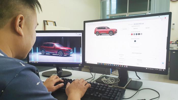 Khách hàng điền các thông tin cần thiết khi thực hiện mua xe trực tuyến trên website của VinFast . Ảnh: Thanh Tùng.