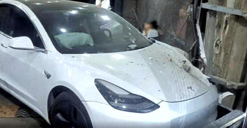 Tesla tiếp tục gặp &#225;c mộng ở Trung Quốc: Model 3 đ&#226;m v&#224;o tường v&#224; đổ lỗi cho “ch&#226;n phanh” - Ảnh 1