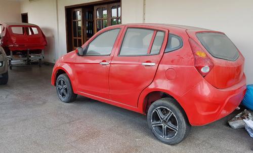 Một mẫu xe Vinaxuki phát triển dang dở, nằm trước cửa văn phòng công ty tại Đông Anh, Hà Nội, tháng 8/2018. Ảnh: Phạm An