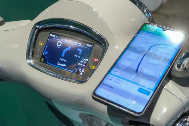 Màn hình TFT có khả năng kết nối với điện thoại thông minh.