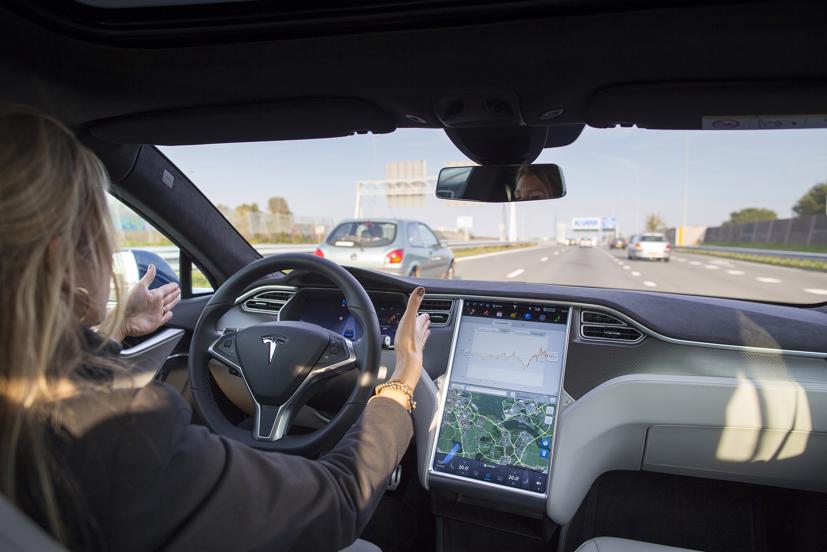 Tesla Motors Model S được trang bị phần cứng và phần mềm Autopilot, rảnh tay trên đường cao tốc ở Amsterdam, Hà Lan.