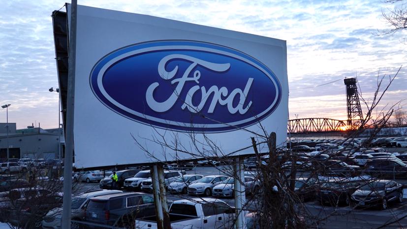 Logo của công ty Ford hiển thị trên bảng hiệu bên ngoài Nhà máy lắp ráp Chicago