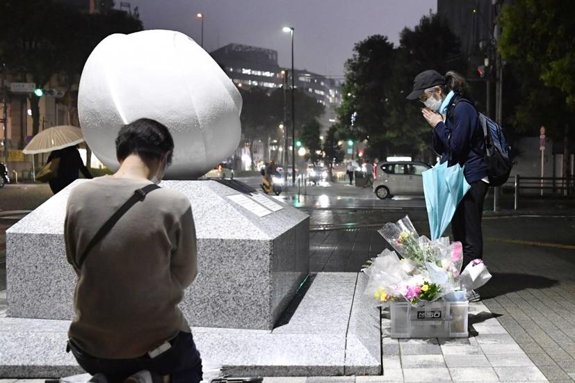 Mọi người đang cầu nguyện trước tượng đài tưởng niệm một vụ tai nạn giao thông chết người vào năm 2019 ở quận Ikebukuro của Tokyo