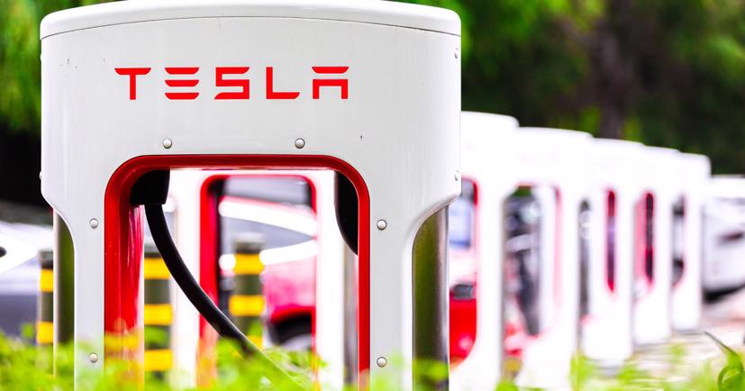 Tesla s&#225;ng chế cần gạt nước k&#237;nh chắn gi&#243; &#244; t&#244; bằng tia laser - Ảnh 1