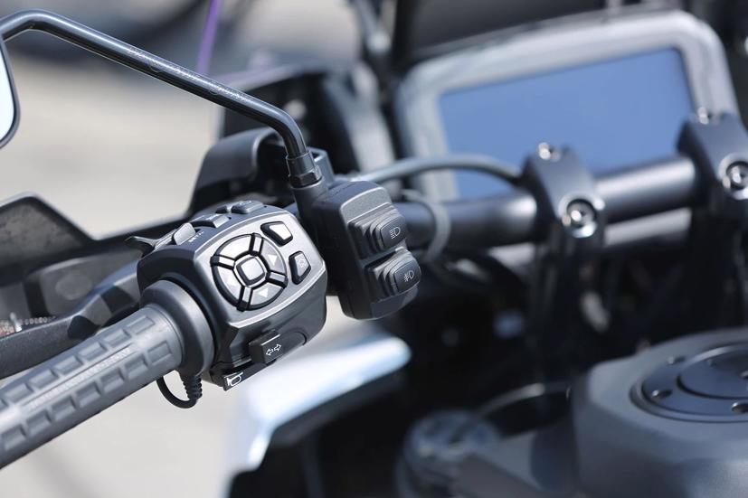 Bộ điều khiển đèn nhấp nháy được gắn vào tay lái của Pan America.