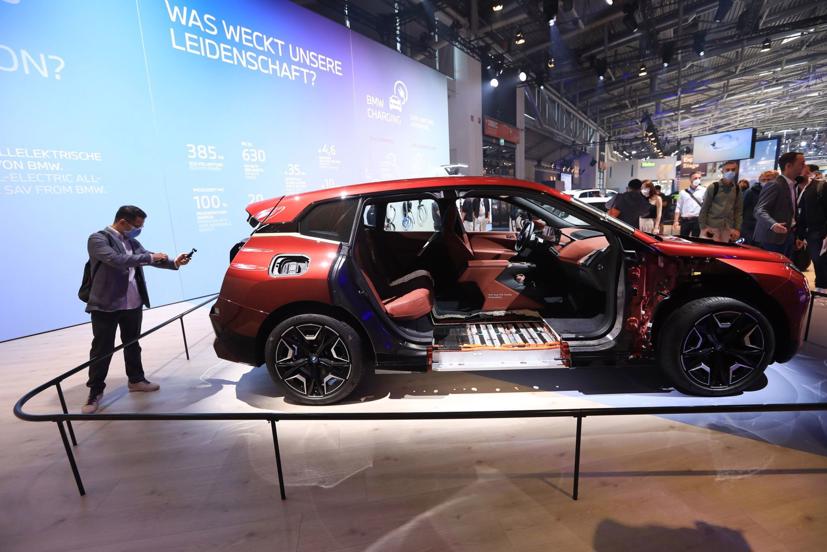SUV BMW iX chạy điện hoàn toàn với sức mạnh 516 mã lực.