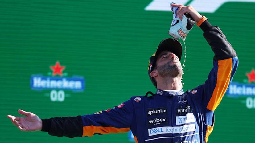 Daniel Ricciardo trên bục trao giải tại Italia GP.