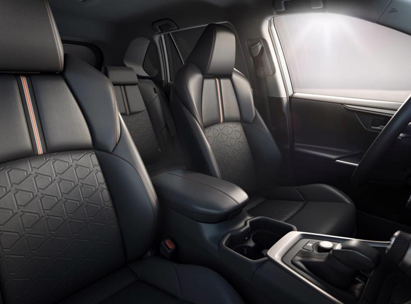 Toyota RAV4 2022 h&#236;nh ảnh thực tế lộ diện: Đ&#232;n pha, b&#225;nh xe v&#224; cổng USB-C mới - Ảnh 3