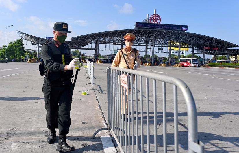 Chốt kiểm soát ở trạm thu phí Pháp Vân hôm 14/7.