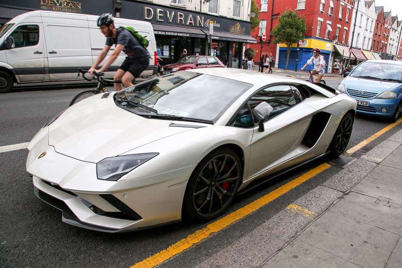 Một chiếc Lamborghini Aventador đậu ở phía bắc London. Ngay cả một vết xước nhỏ nhất hoặc vết hằn trên siêu xe cũng có thể gây thiệt hại hàng chục nghìn đô la. Ảnh: SOPA Images / LightRocket / Getty Images.