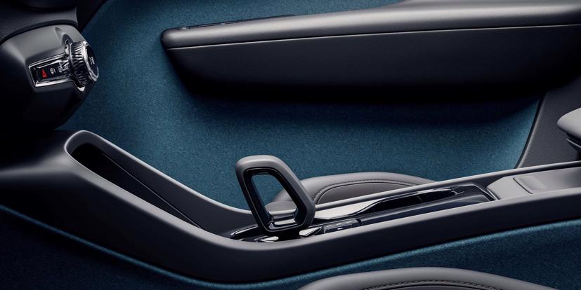 Một cánh cửa bên trong Volvo C40 Recharge làm từ chai PET tái chế.