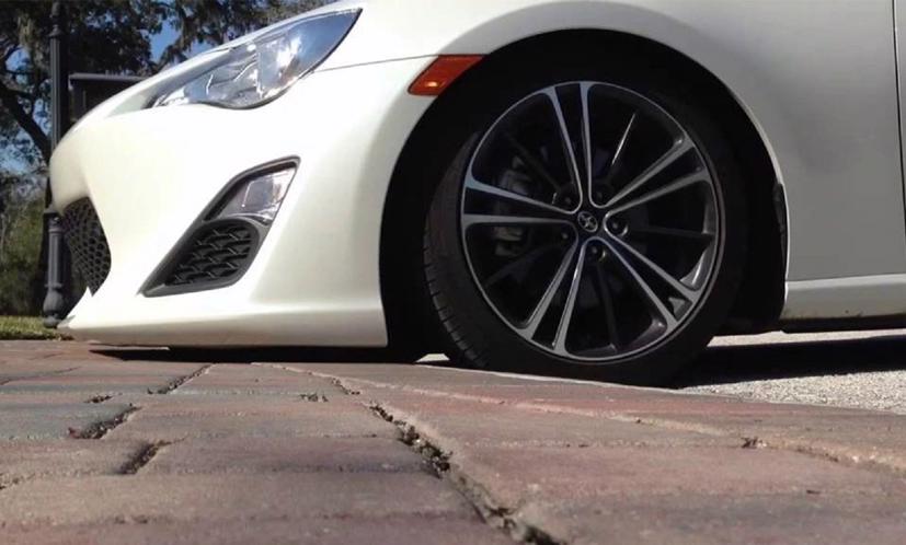 Cạ gầm hay quệt gầm là hiện tượng thường xảy ra ở những mẫu xe có gầm thấp như sedan, hatchback, coupe và hậu quả mà nó để lại thường sẽ tốn khá nhiều chi phí để sửa chữa, thậm chí thay thế.