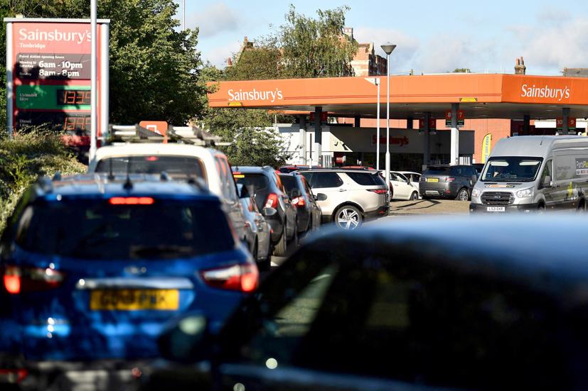 Cảnh tượng các hàng xe ô tô dài dằng dặc trước trạm xăng đã xuất hiện khắp nước Anh ngày 24/9.
