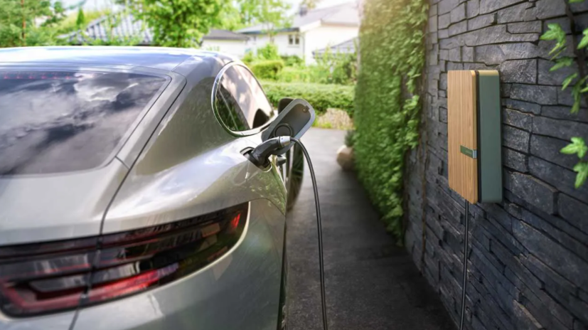 Vương quốc Anh dự định sẽ thông qua đạo luật yêu cầu mọi người tắt bộ sạc xe điện tại nhà và nơi làm việc vào thời gian cao điểm. Quy định này nhằm để tránh tình huống bị mất điện do cuộc khủng hoảng năng lượng đang diễn ra.