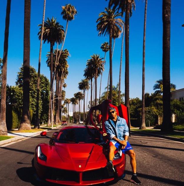 Tay đua F1 số 1 thế giới Lewis Hamilton ti&#234;u tiền như thế n&#224;o? - Ảnh 1