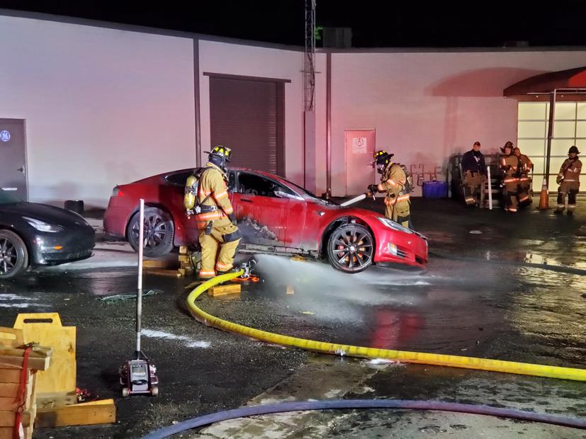 Tesla Model S P100D bốc ch&#225;y tại trung t&#226;m bảo h&#224;nh - Ảnh 3