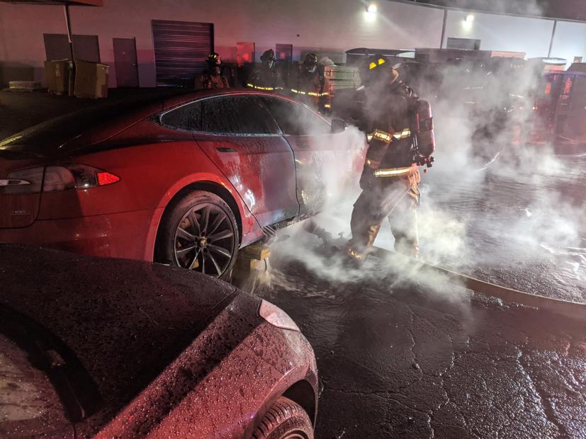 Tesla Model S P100D bốc ch&#225;y tại trung t&#226;m bảo h&#224;nh - Ảnh 4