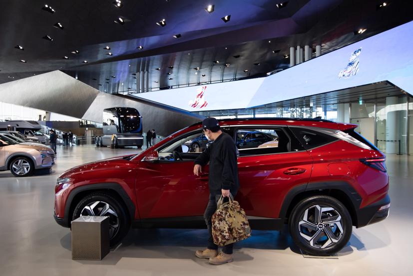 Một khách hàng xem chiếc SUV Hyundai Tucson tại phòng trưng bày của công ty ở Goyang, Hàn Quốc. Ảnh: Bloomberg.