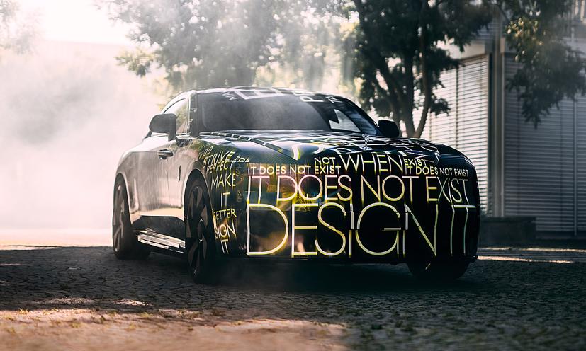 Theo đại diện Rolls-Royce, Spectre không phải là sự thay thế cho Wraith. Spectre thỏa mãn những khách hàng cần một chiếc xe có không gian thoải mái hơn chiếc Phantom Coupe.