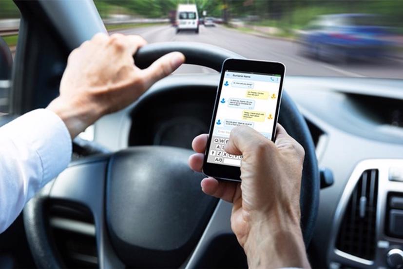 Thói quen xấu khi lái xe ôtô khiến tài xế bị phạt nặng - Ảnh 1