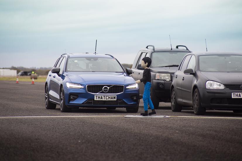 Trước khi giới thiệu xe tự lái ra các con đường công cộng, môi trường mô phỏng và thử nghiệm phải được xây dựng phong phú các tình huống.