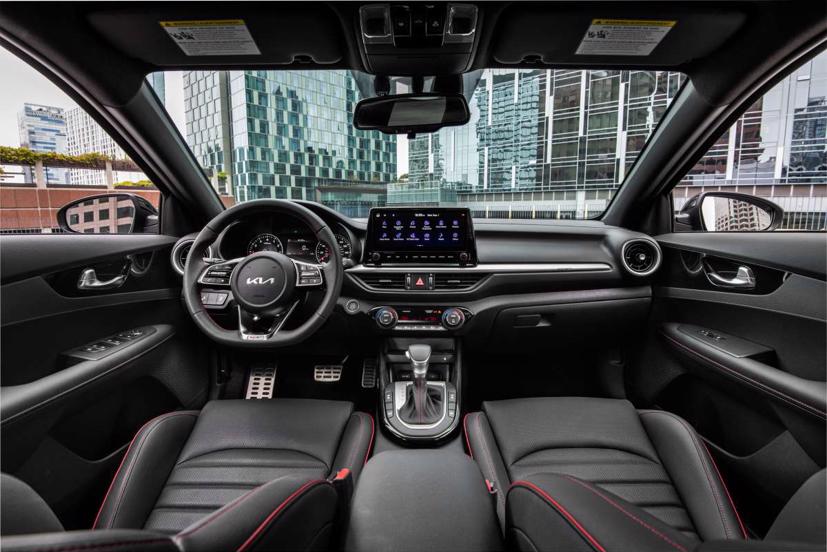Kia Forte 2022: Kiểu d&#225;ng mới, bổ sung c&#244;ng nghệ an to&#224;n v&#224; th&#244;ng tin giải tr&#237; - Ảnh 2