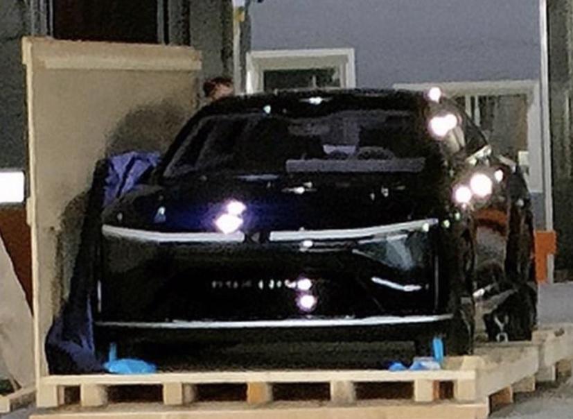 Mẫu xe điện đầu ti&#234;n của Foxconn lần đầu lộ diện - Ảnh 2