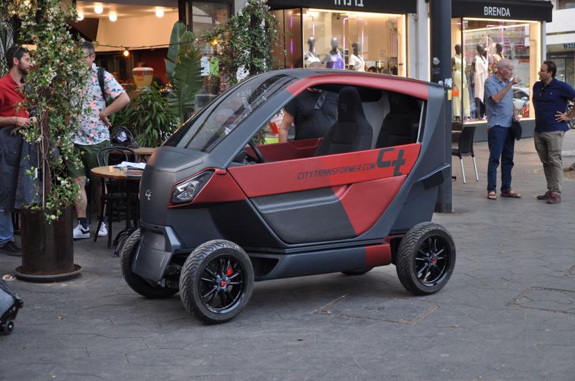 Độc đáo chiếc xe điện có thể "biến hình", thu nhỏ khi cần thiết - Ảnh 1