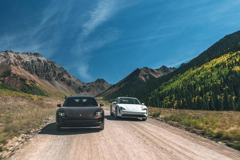 Porsche triệu hồi Taycan giải quyết vấn đề với đèn báo nguy hiểm - Ảnh 1