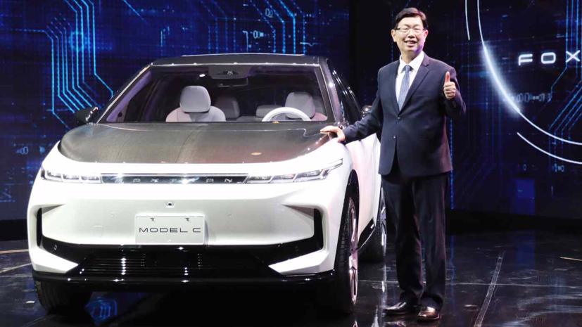 Chủ tịch Liu Young-Way giới thiệu mẫu xe điện mới của Foxconn vừa qua. Ảnh: Nikkei.