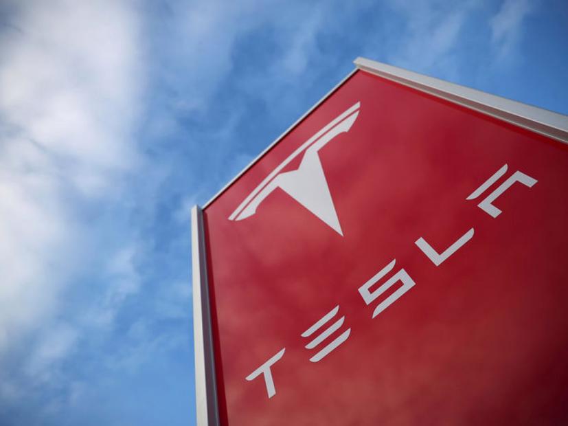 Thời gian trước, Tesla từng bị chỉ trích nhiều vì thi thoảng điều chỉnh giá xe bất hợp lý. Động thái mới nhất này có thể là một cách để Tesla tăng tỷ suất lợi nhuận trên các dòng xe chạy hoàn toàn bằng điện của mình, đồng thời giữ cho giá xe không đổi.