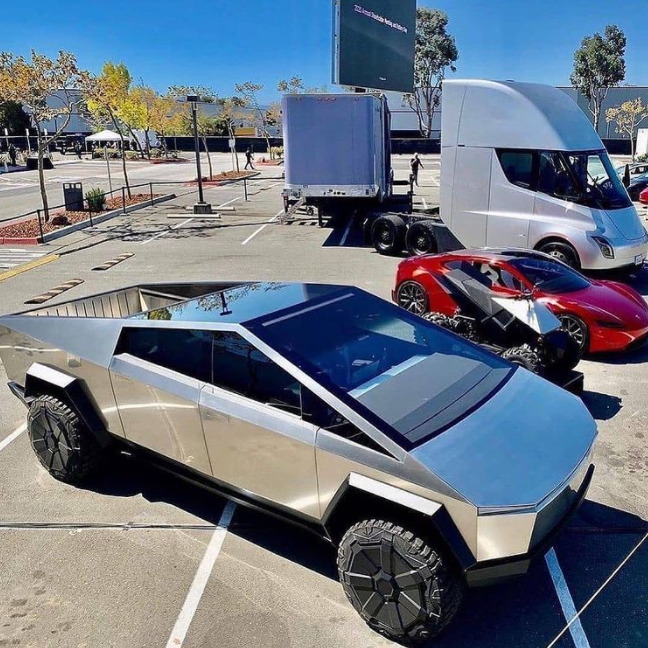 Ngo&#224;i xe Tesla, Elon Musk c&#242;n sở hữu những mẫu &#244; t&#244; n&#224;o? - Ảnh 3