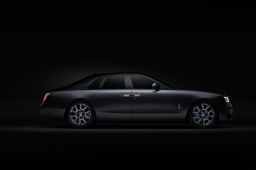 Rolls-Royce Ghost 2022 lộ diện với phi&#234;n bản đen nh&#225;m huyền b&#237; - Ảnh 5