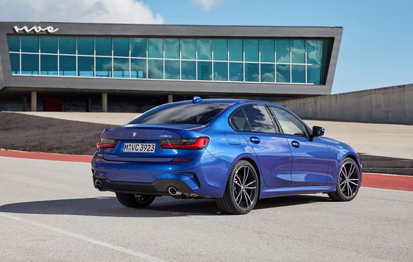 BMW 320i đang được ưu đãi 100% phí trước bạ.