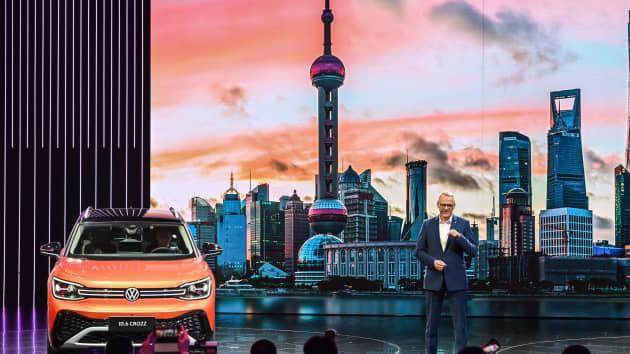 Stephan Wollenstein, Giám đốc điều hành của Volkswagen Trung Quốc, giới thiệu mẫu xe điện ID.6 Crozz mới trong Triển lãm Công nghiệp Ô tô Quốc tế Thượng Hải vào ngày 19 tháng 4 năm 2021.