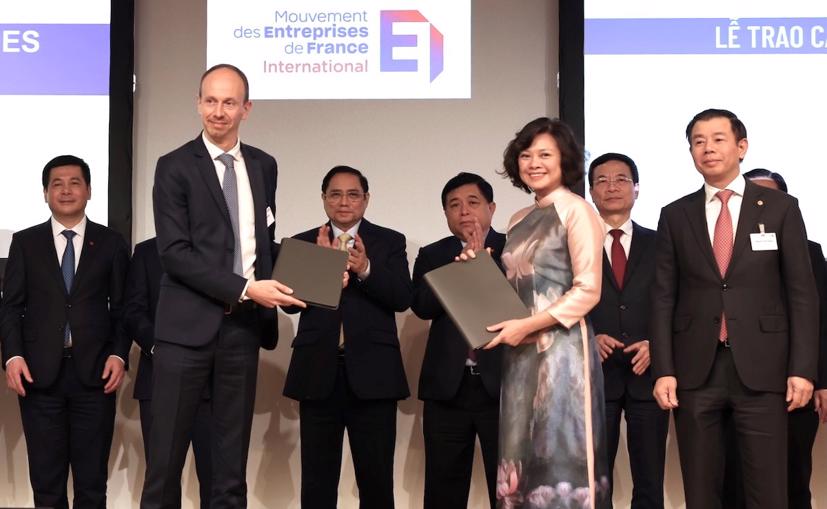 VinFast và Tập đoàn điện lực hàng đầu của Pháp Électricité de France (EDF) đã ký kết Biên bản ghi nhớ hợp tác lắp đặt và vận hành mạng lưới trạm sạc công cộng tại Pháp.