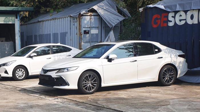 Toyota Camry hybrid vừa ra mắt tại Th&#225;i Lan bất ngờ xuất hiện tại Việt Nam - Ảnh 1