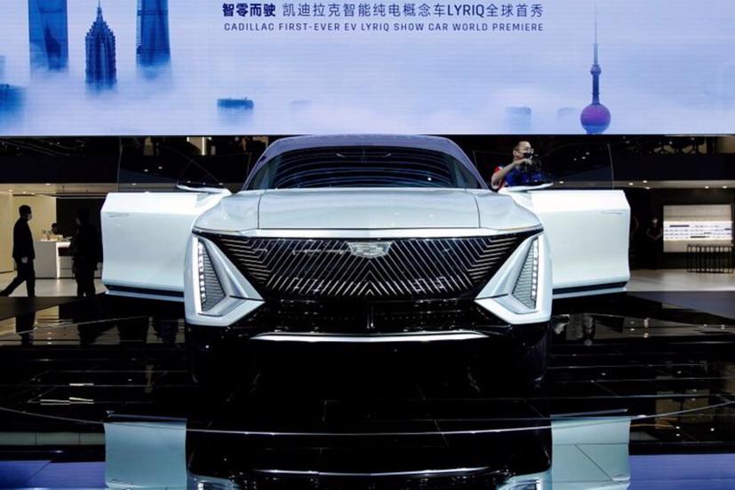 Một chiếc xe điện Cadillac Lyriq (EV) của General Motors được trưng bày trong buổi ra mắt thế giới của hãng tại triển lãm Auto Shanghai, Trung Quốc ngày 19 tháng 4 năm 2021. Ảnh; Reuters.
