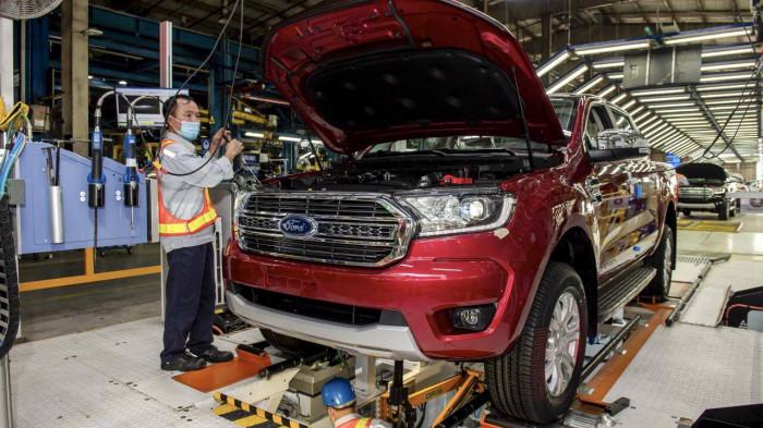 Ford Ranger là dòng xe chuyển từ nhập khẩu nguyên chiếc (CBU) sang lắp ráp (CKD) trong năm 2021, khách hàng được hưởng lợi nhờ giảm 50% lệ phí trước bạ.