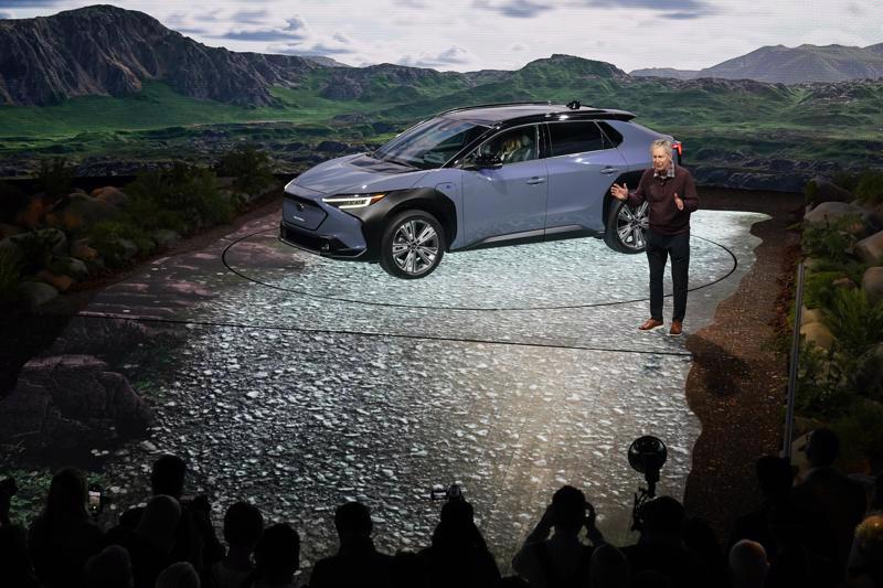 Tom Doll, CEO kiêm Chủ tịch Subaru tại Mỹ giới thiệu mẫu xe điện Subaru Solterra. Ảnh: AP.
