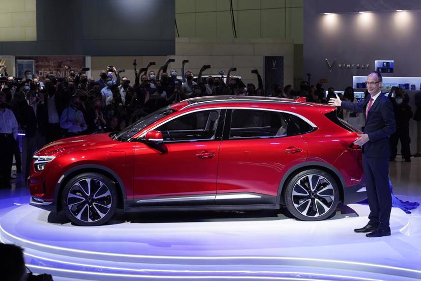 Michael Lohscheller, giám đốc điều hành toàn cầu của VinFast, giới thiệu mẫu xe điện VFe35.