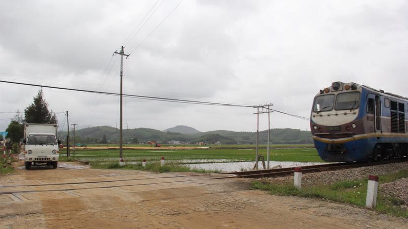 Kinh nghiệm &quot;sống c&#242;n&quot; khi l&#225;i xe qua đường sắt - Ảnh 1