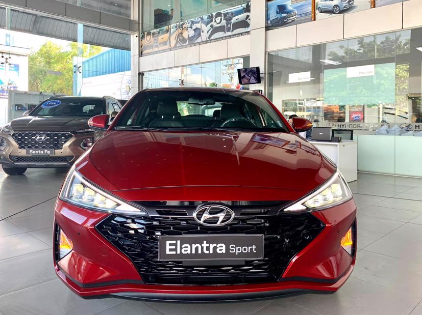 Đại l&#253; ồ ạt ch&#224;o b&#225;n Hyundai Elantra giảm 75 triệu đồng - Ảnh 1
