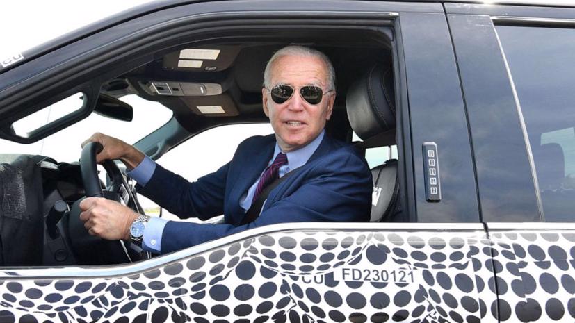 Tổng thống Joe Biden lái chiếc xe tải điện F150 tại Trung tâm Phát triển Ford Dearborn ở Dearborn, Mich., hôm 18 tháng 5 năm 2021. Ảnh: AFP.