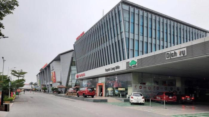 Đại lý Toyota Long Biên nằm trong khuôn viên Trung tâm thương mại Savico Mega Mall tại quận Long Biên (Hà Nội).